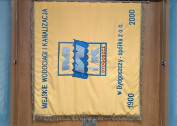 sztandar bydgoskich wodociągów umieszczony w drewnianej gablocie