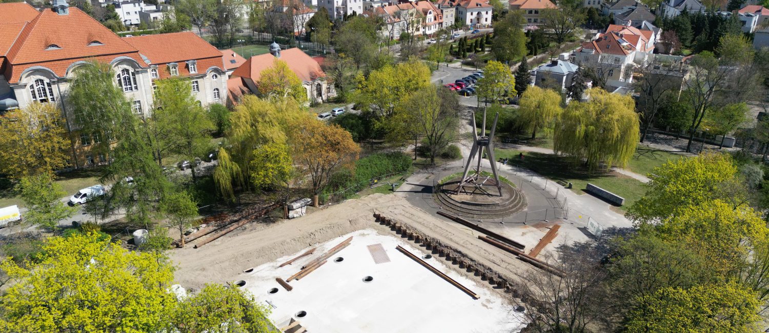 Widok z lotu ptaka na skwer L. Białego