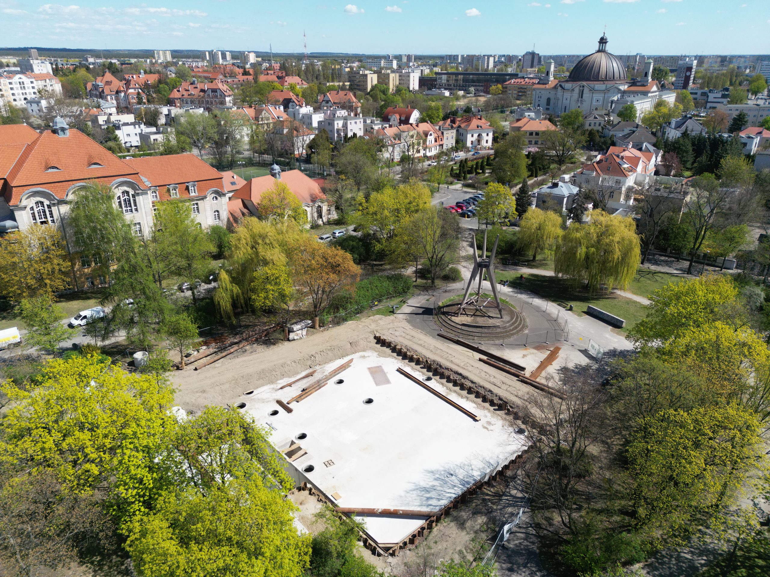Widok z lotu ptaka na skwer L. Białego