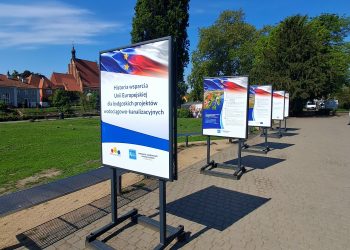 Wystawa Funduszowy Maj przy placu Teatralnym