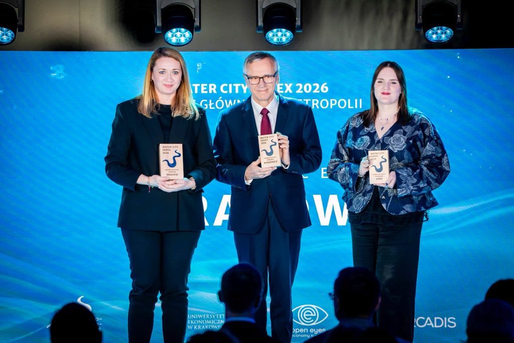Prezes Stanisłąw Drzewiecki oraz pozostali laureci kategorii metropolia w Water City INDEX
