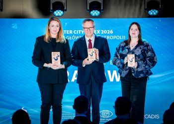 Prezes Stanisłąw Drzewiecki oraz pozostali laureci kategorii metropolia w Water City INDEX