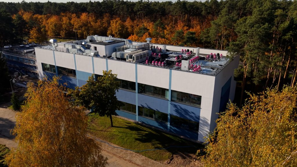 widok z lotu ptaka na nowo otwarty budynek laboratorium